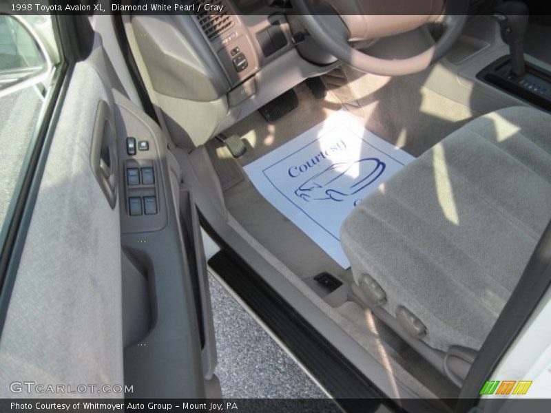 Diamond White Pearl / Gray 1998 Toyota Avalon XL