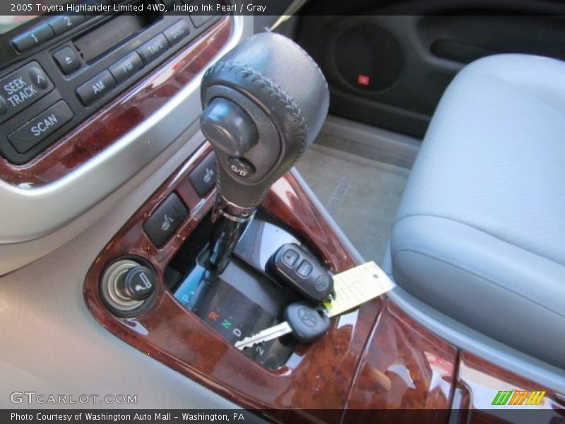 Indigo Ink Pearl / Gray 2005 Toyota Highlander Limited 4WD