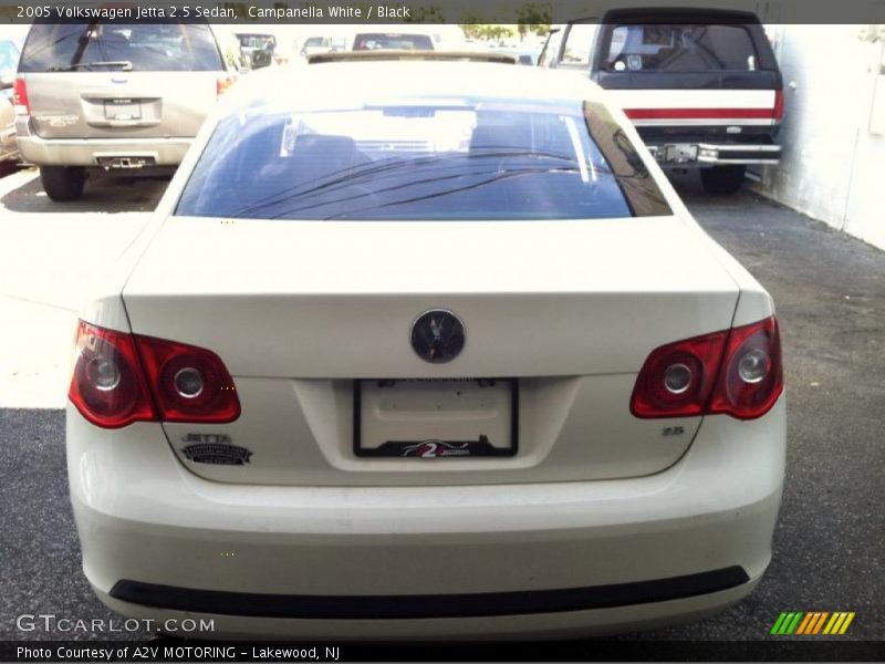 Campanella White / Black 2005 Volkswagen Jetta 2.5 Sedan