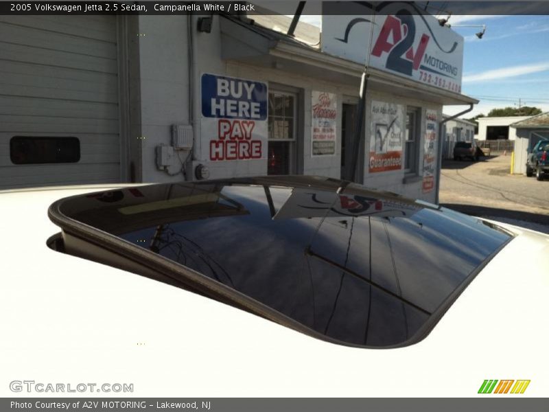 Campanella White / Black 2005 Volkswagen Jetta 2.5 Sedan