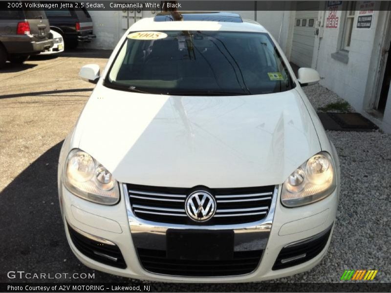 Campanella White / Black 2005 Volkswagen Jetta 2.5 Sedan