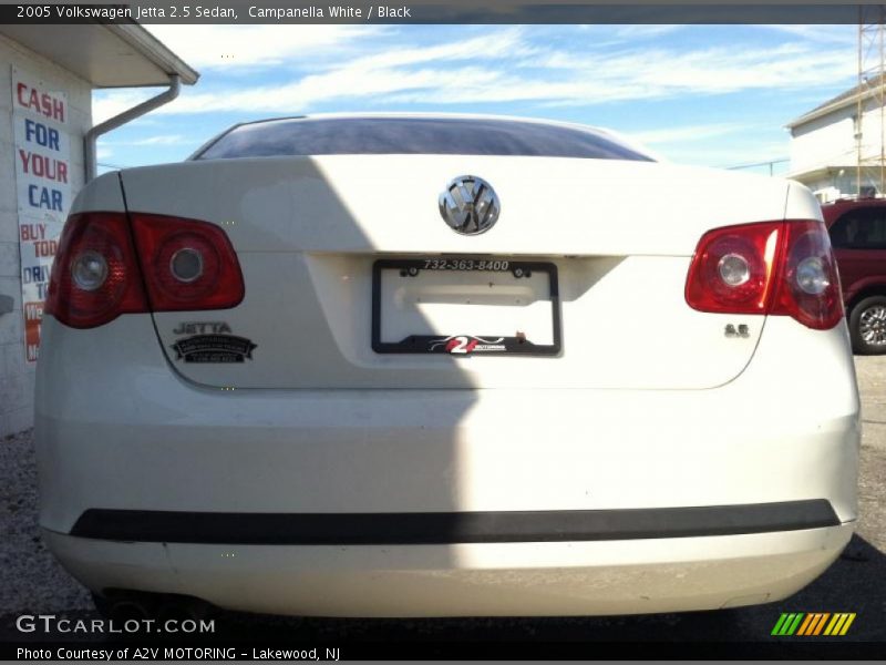Campanella White / Black 2005 Volkswagen Jetta 2.5 Sedan