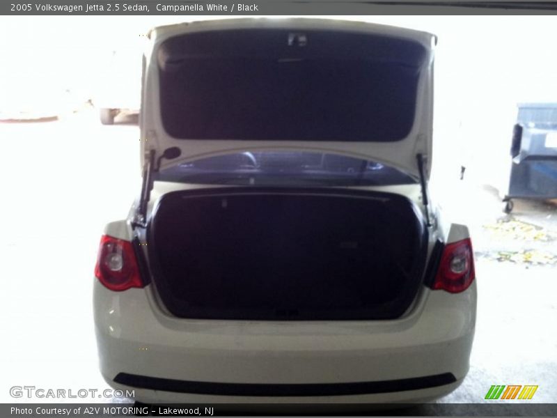 Campanella White / Black 2005 Volkswagen Jetta 2.5 Sedan
