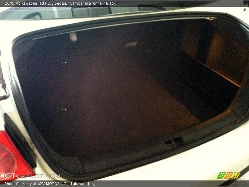 Campanella White / Black 2005 Volkswagen Jetta 2.5 Sedan
