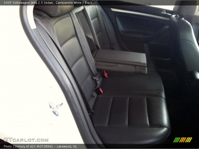 Campanella White / Black 2005 Volkswagen Jetta 2.5 Sedan