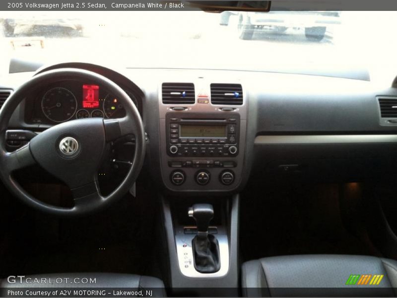 Campanella White / Black 2005 Volkswagen Jetta 2.5 Sedan
