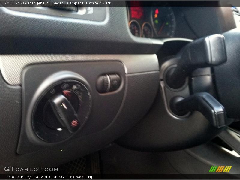 Campanella White / Black 2005 Volkswagen Jetta 2.5 Sedan