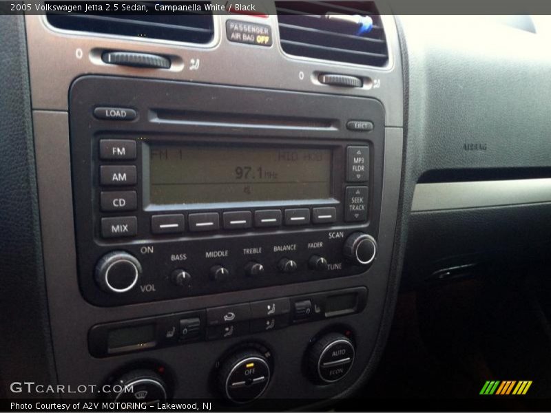 Campanella White / Black 2005 Volkswagen Jetta 2.5 Sedan
