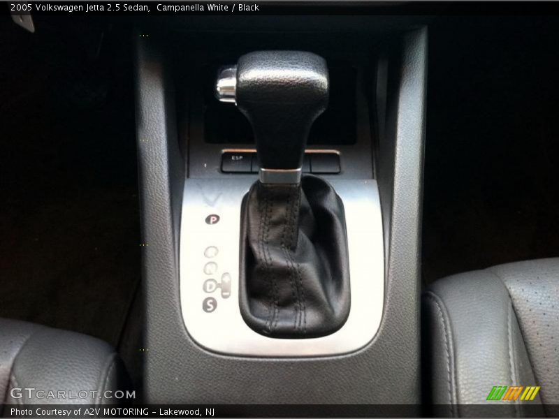 Campanella White / Black 2005 Volkswagen Jetta 2.5 Sedan