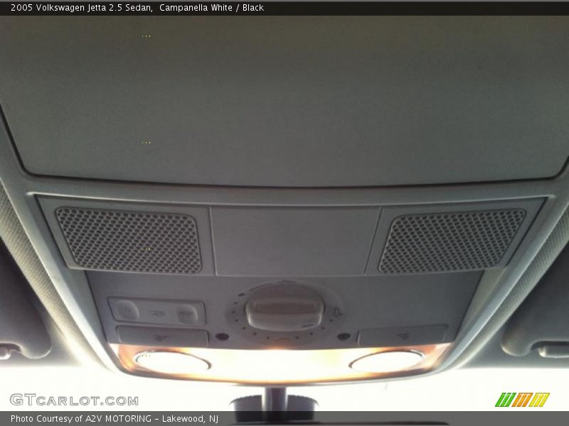 Campanella White / Black 2005 Volkswagen Jetta 2.5 Sedan