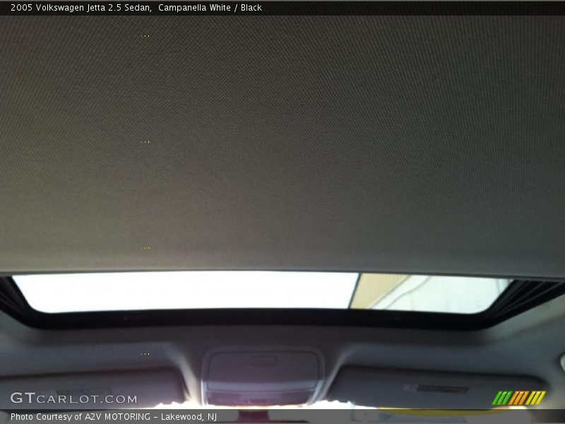 Campanella White / Black 2005 Volkswagen Jetta 2.5 Sedan