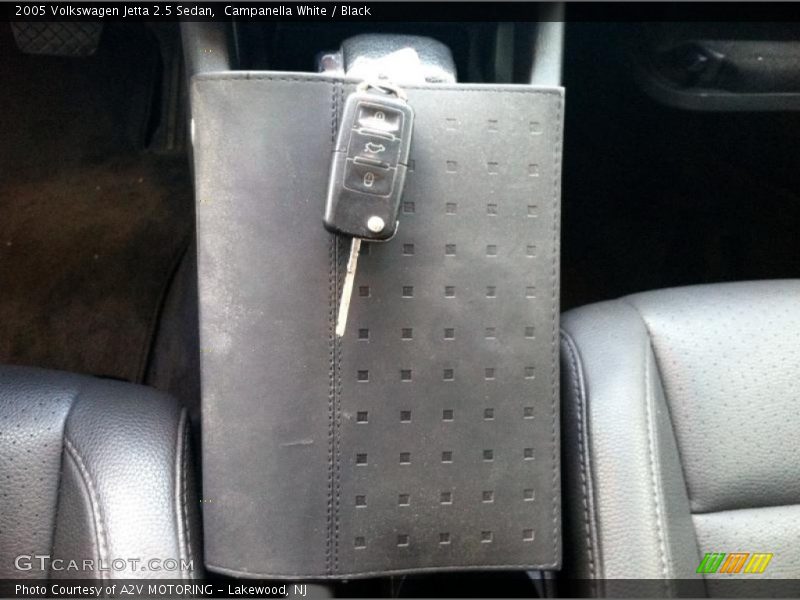 Campanella White / Black 2005 Volkswagen Jetta 2.5 Sedan