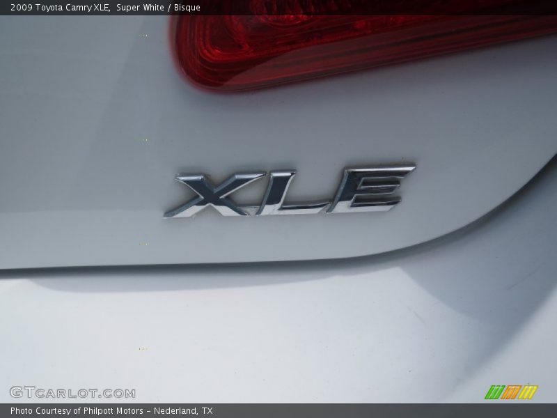 Super White / Bisque 2009 Toyota Camry XLE