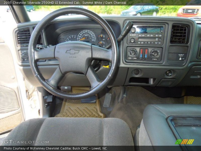 Dashboard of 2005 Silverado 2500HD LS Extended Cab