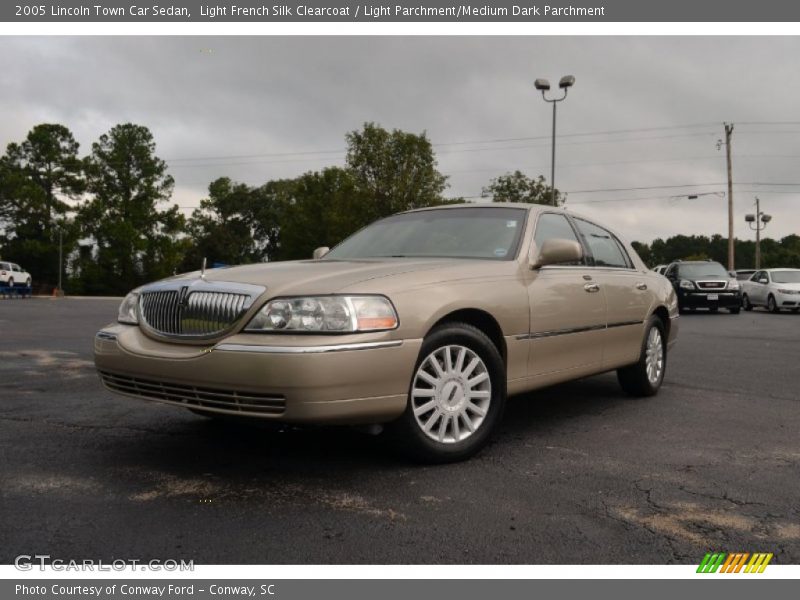 Light French Silk Clearcoat / Light Parchment/Medium Dark Parchment 2005 Lincoln Town Car Sedan