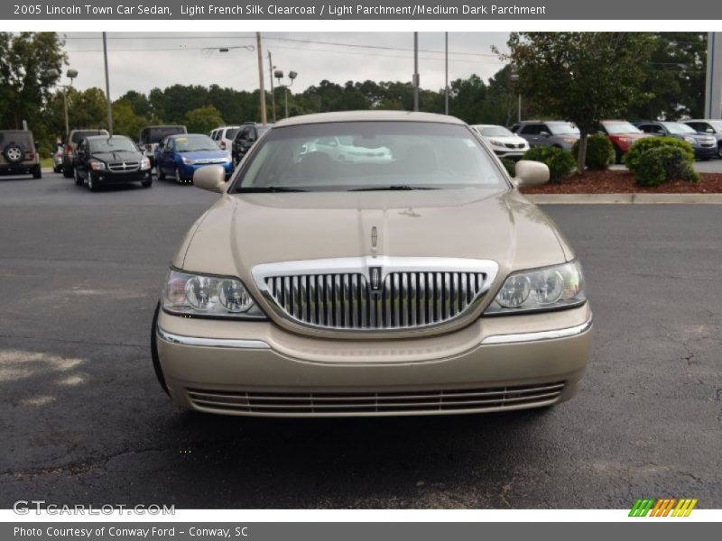 Light French Silk Clearcoat / Light Parchment/Medium Dark Parchment 2005 Lincoln Town Car Sedan