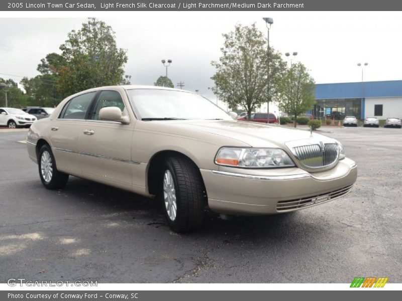 Light French Silk Clearcoat / Light Parchment/Medium Dark Parchment 2005 Lincoln Town Car Sedan