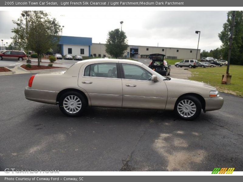 Light French Silk Clearcoat / Light Parchment/Medium Dark Parchment 2005 Lincoln Town Car Sedan