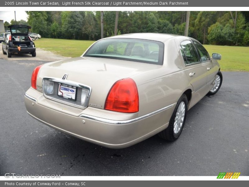 Light French Silk Clearcoat / Light Parchment/Medium Dark Parchment 2005 Lincoln Town Car Sedan