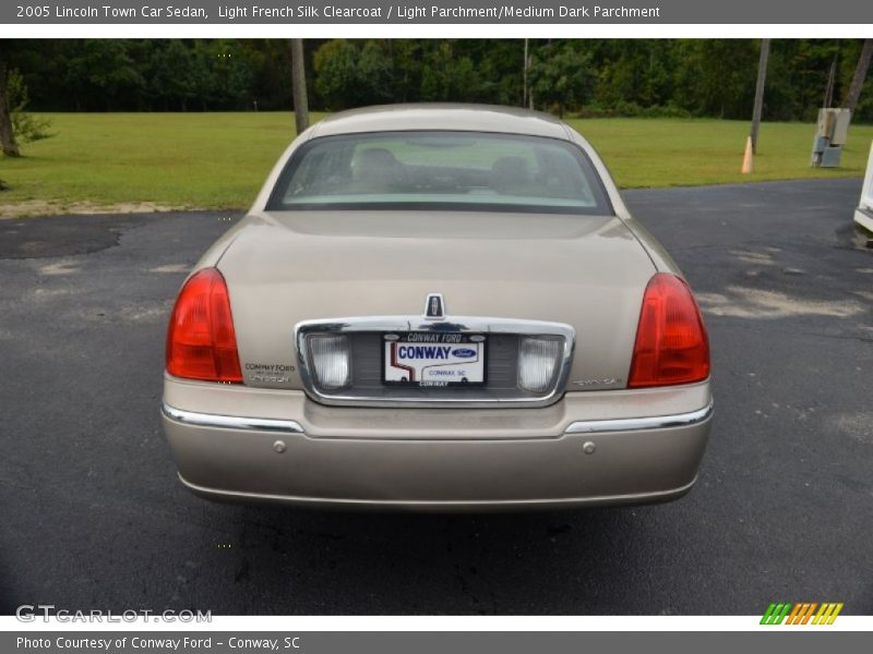 Light French Silk Clearcoat / Light Parchment/Medium Dark Parchment 2005 Lincoln Town Car Sedan