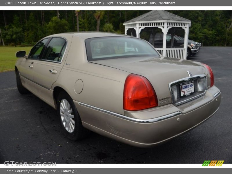 Light French Silk Clearcoat / Light Parchment/Medium Dark Parchment 2005 Lincoln Town Car Sedan