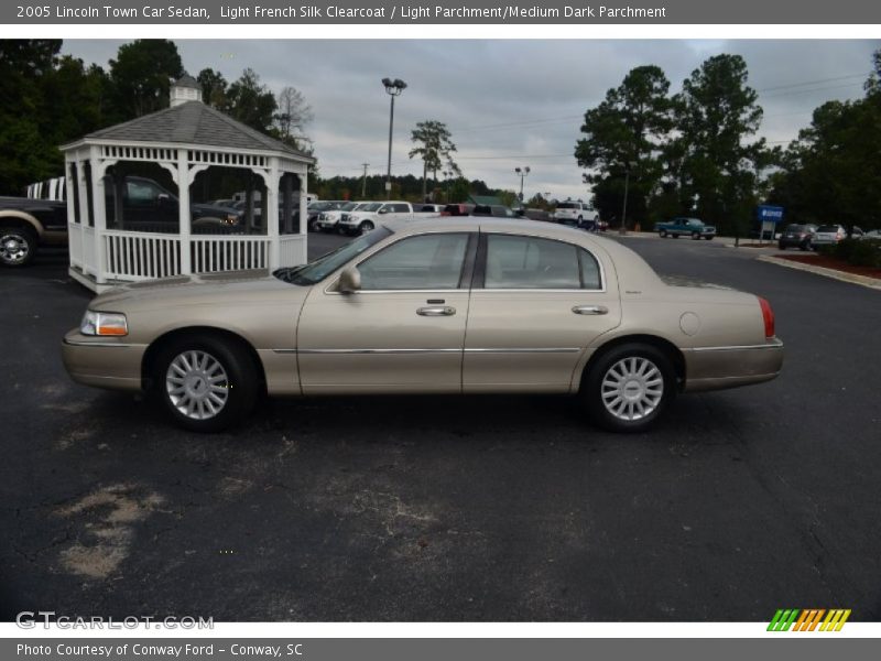 Light French Silk Clearcoat / Light Parchment/Medium Dark Parchment 2005 Lincoln Town Car Sedan