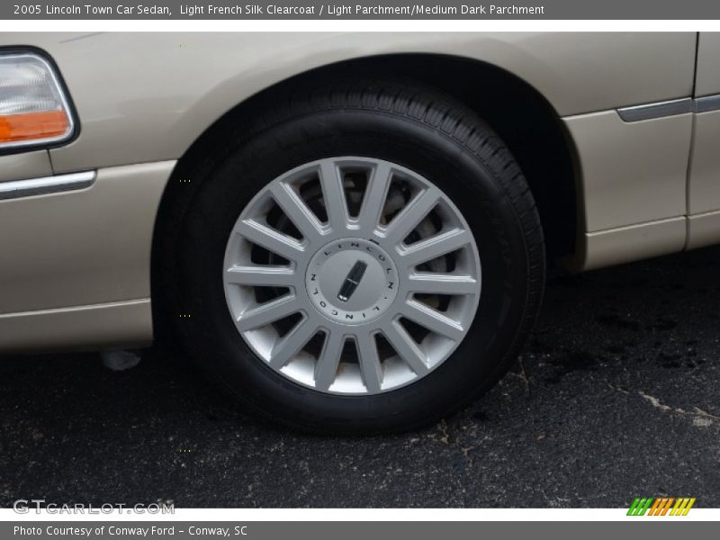 Light French Silk Clearcoat / Light Parchment/Medium Dark Parchment 2005 Lincoln Town Car Sedan