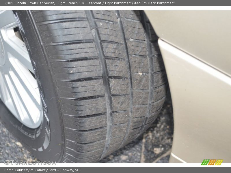 Light French Silk Clearcoat / Light Parchment/Medium Dark Parchment 2005 Lincoln Town Car Sedan