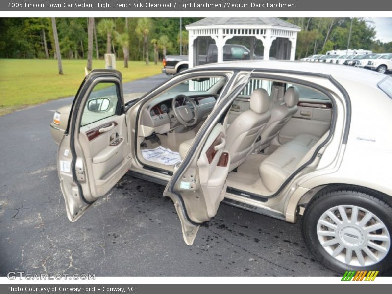 Light French Silk Clearcoat / Light Parchment/Medium Dark Parchment 2005 Lincoln Town Car Sedan