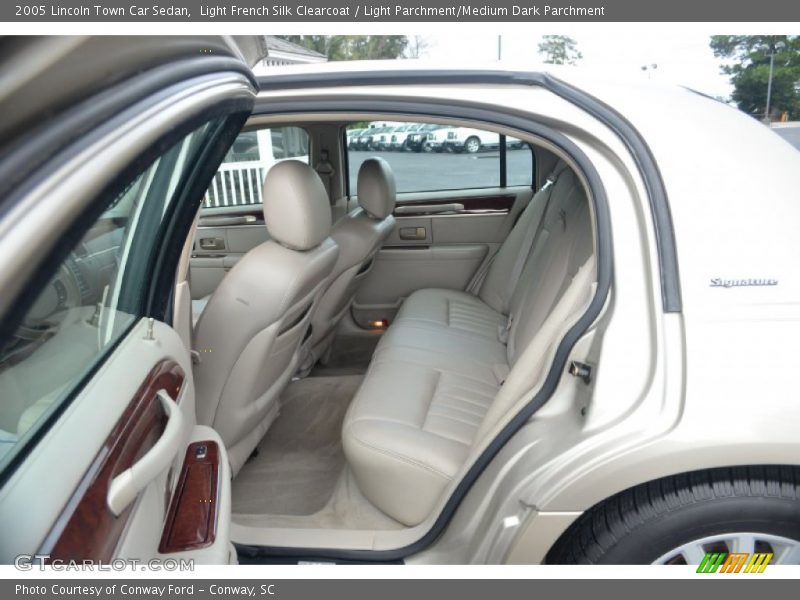 Light French Silk Clearcoat / Light Parchment/Medium Dark Parchment 2005 Lincoln Town Car Sedan