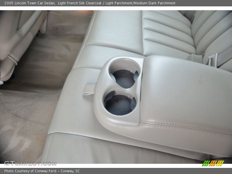 Light French Silk Clearcoat / Light Parchment/Medium Dark Parchment 2005 Lincoln Town Car Sedan