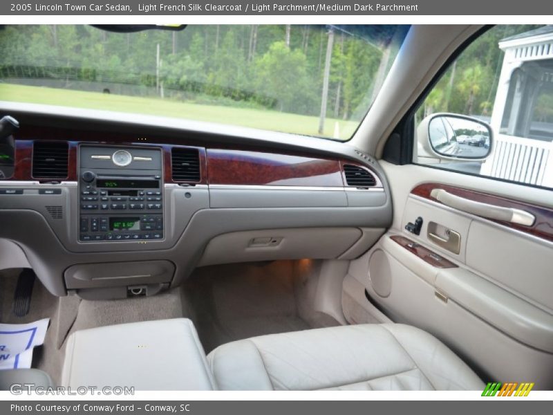 Light French Silk Clearcoat / Light Parchment/Medium Dark Parchment 2005 Lincoln Town Car Sedan