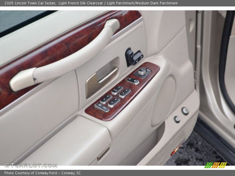 Light French Silk Clearcoat / Light Parchment/Medium Dark Parchment 2005 Lincoln Town Car Sedan