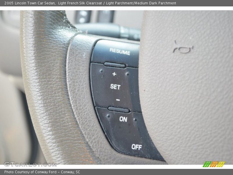 Light French Silk Clearcoat / Light Parchment/Medium Dark Parchment 2005 Lincoln Town Car Sedan
