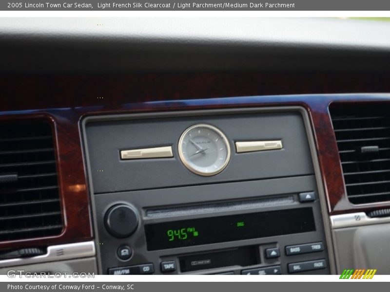Light French Silk Clearcoat / Light Parchment/Medium Dark Parchment 2005 Lincoln Town Car Sedan