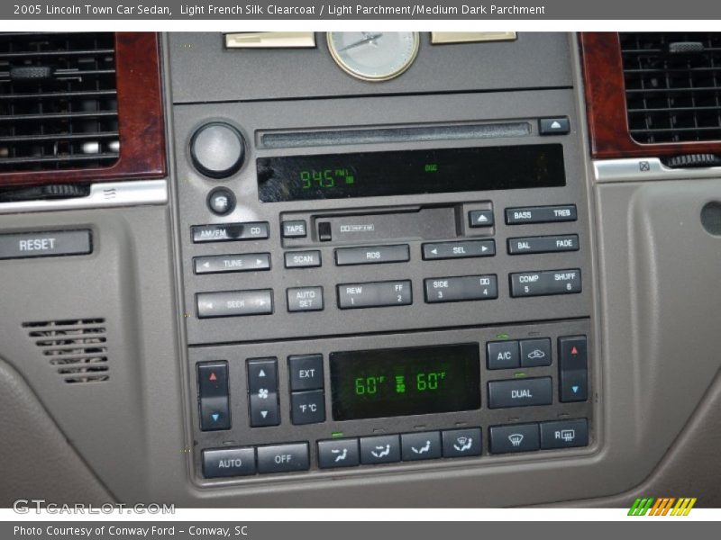 Light French Silk Clearcoat / Light Parchment/Medium Dark Parchment 2005 Lincoln Town Car Sedan