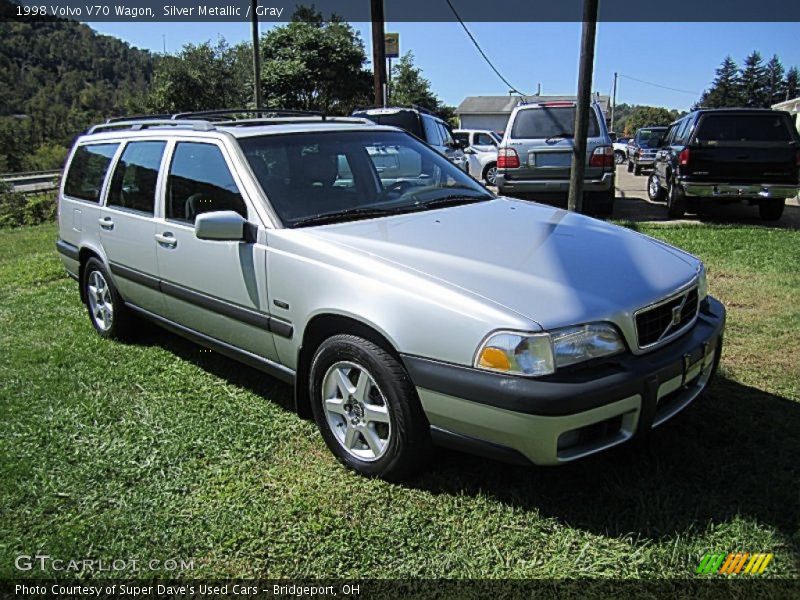 Front 3/4 View of 1998 V70 Wagon