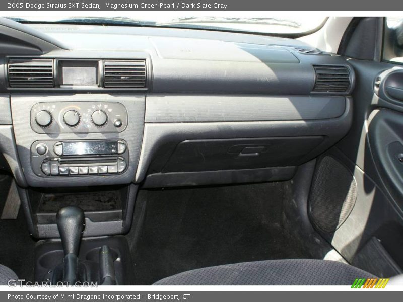 Magnesium Green Pearl / Dark Slate Gray 2005 Dodge Stratus SXT Sedan