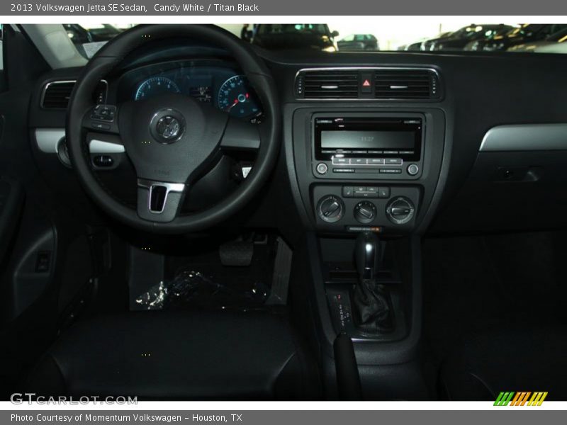 Candy White / Titan Black 2013 Volkswagen Jetta SE Sedan