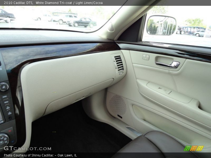 White Diamond Tri-coat / Light Linen/Cocoa 2010 Cadillac DTS