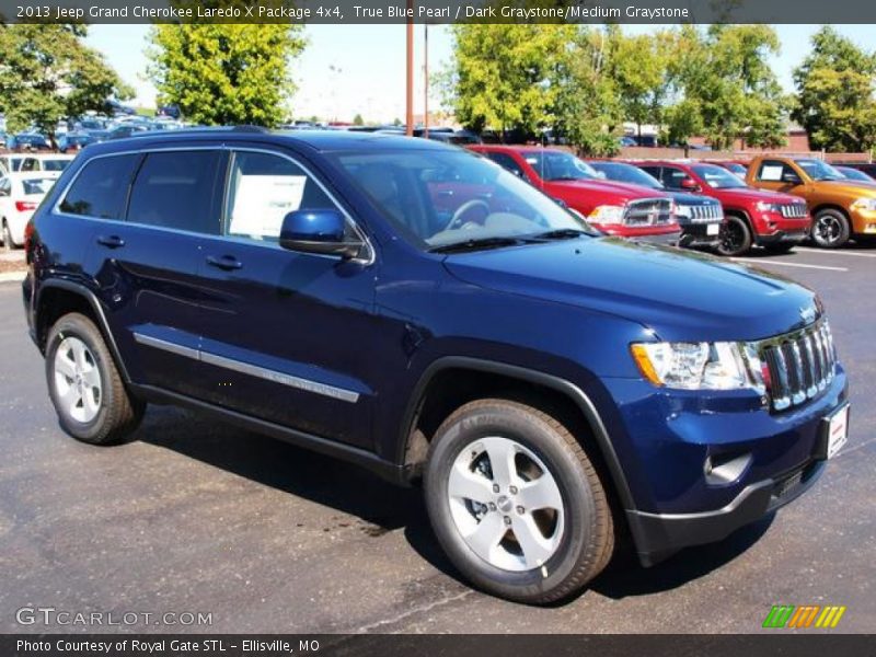 Front 3/4 View of 2013 Grand Cherokee Laredo X Package 4x4