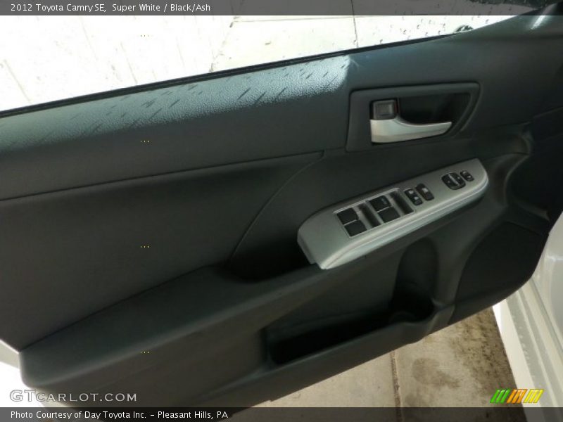 Super White / Black/Ash 2012 Toyota Camry SE