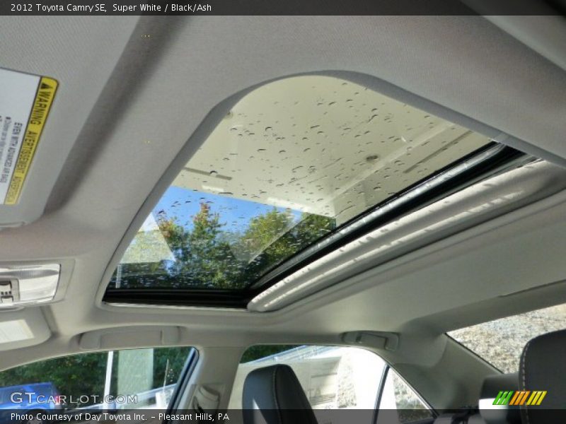 Super White / Black/Ash 2012 Toyota Camry SE