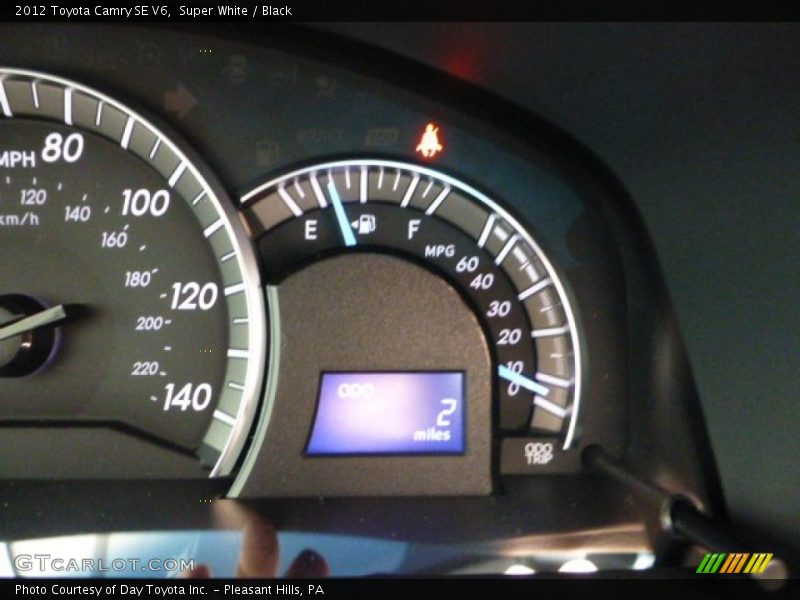 Super White / Black 2012 Toyota Camry SE V6