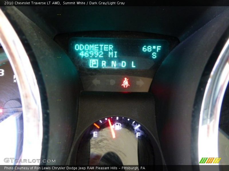 Summit White / Dark Gray/Light Gray 2010 Chevrolet Traverse LT AWD
