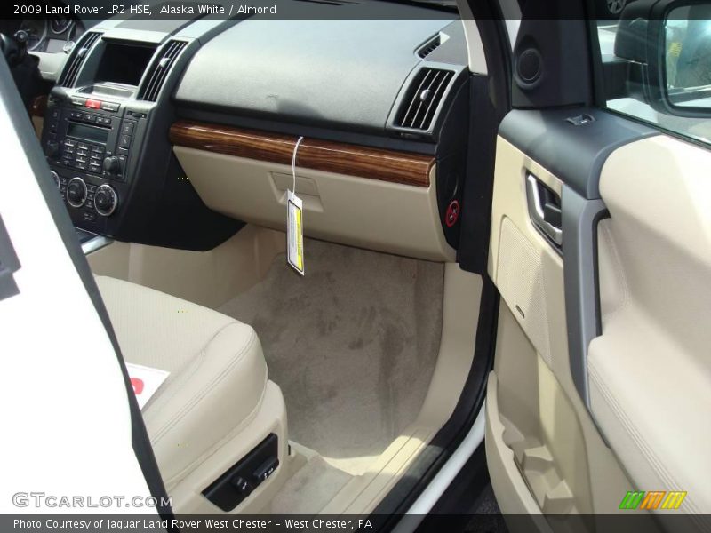Alaska White / Almond 2009 Land Rover LR2 HSE