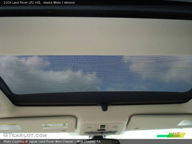 Alaska White / Almond 2009 Land Rover LR2 HSE