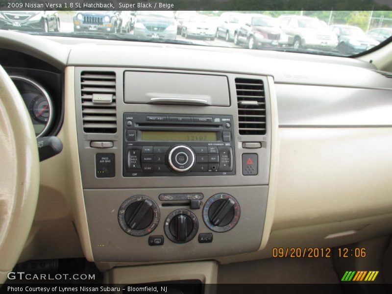 Super Black / Beige 2009 Nissan Versa 1.8 SL Hatchback