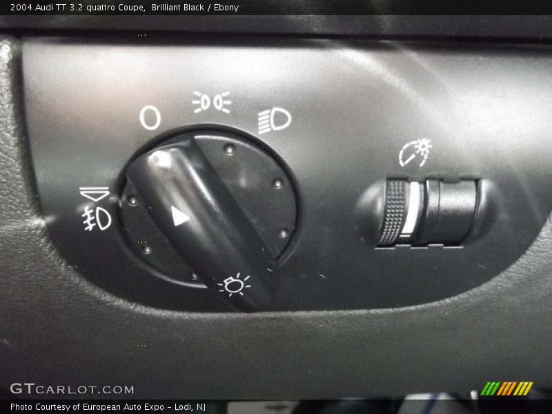 Controls of 2004 TT 3.2 quattro Coupe