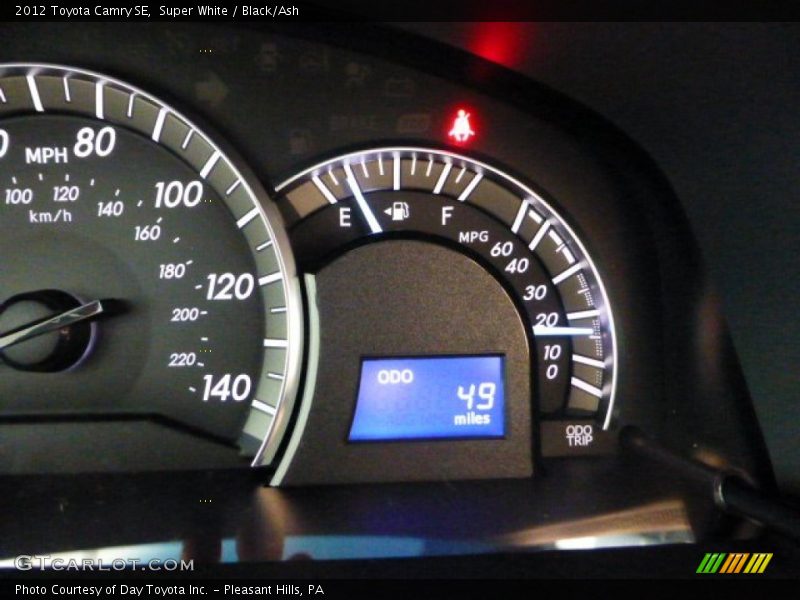 Super White / Black/Ash 2012 Toyota Camry SE